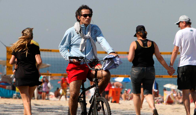 Chico Diaz se exercita na praia de Ipanema 