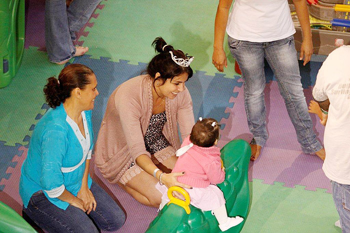 Giovanna se diverte com a filha no brinquedo no buffet