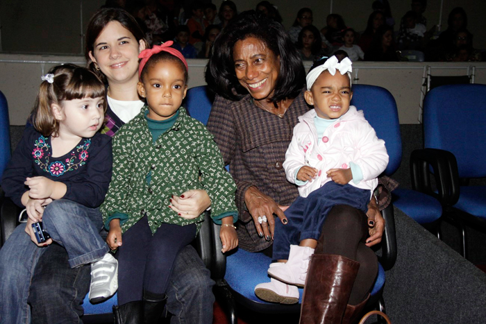 Glória Maria levou as filhas, Maria e Laura, para assistir Disney On Ice