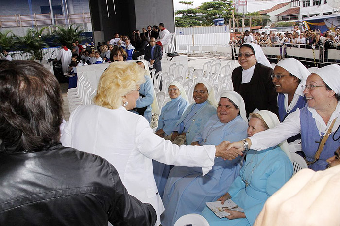 Hebe cumprimenta as freiras da capela