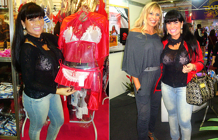 De blusa transparente, Solange Gomes visita feira erótica