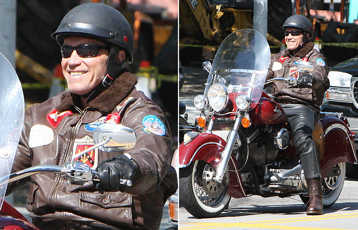 Arnold Schwarzenegger ri sozinho durante passeio de moto