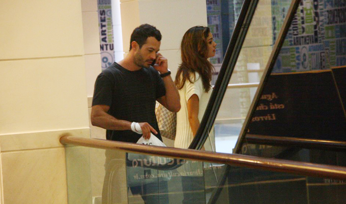 Malvino Salvador e Sophie Charlotte fazem compras em shopping