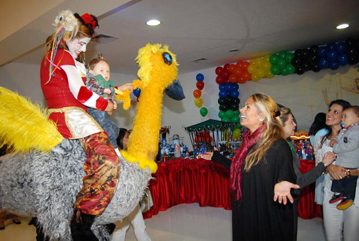 Adriane Galisteu se divertiu com o filho, Vittorio