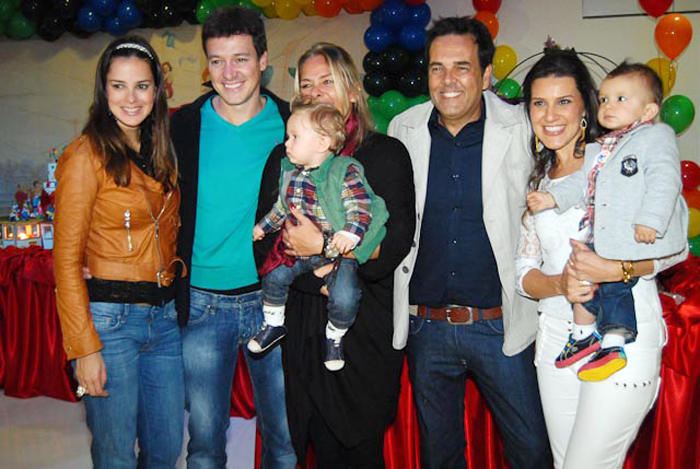 Rodrigo Faro, a mulher, Vera Viel, e Adriane Galisteu levaram os filhos à festa de aniversário do filho de Marco Camargo