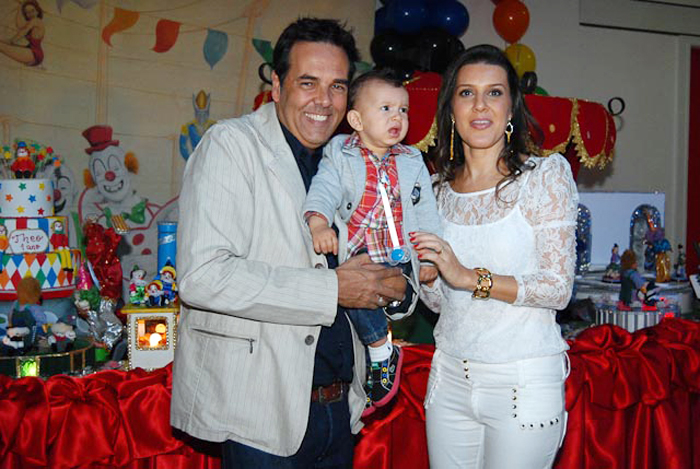 Marco Camargo e a mulher fizeram uma festa para o filho