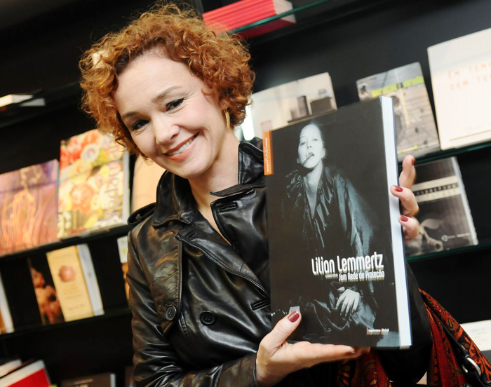 Julia Lemmertz posa com livro sobre a vida de sua mãe Lilian Lemmertz