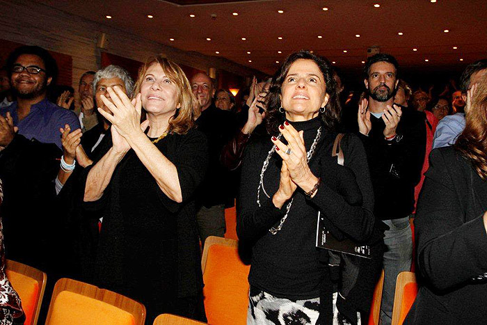 Renata Sorrah e Marieta Severo aplaudiram a performance de pé