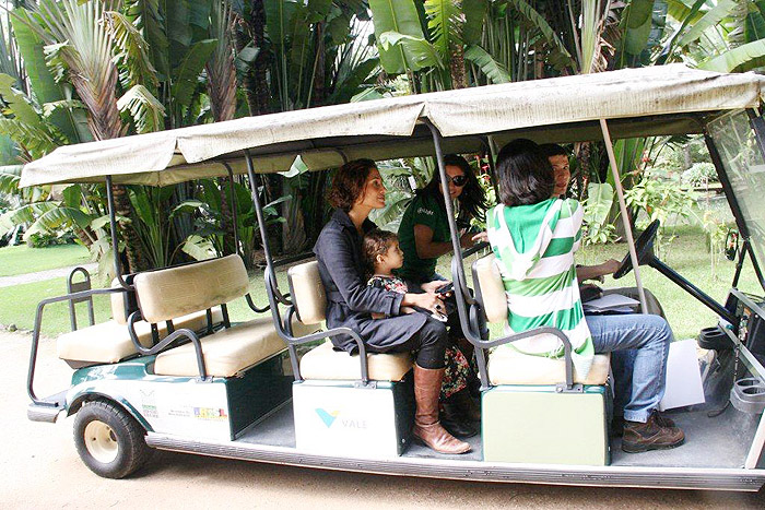Camila Pitanga anda c om a filha no carrinho no Jardim Botânico