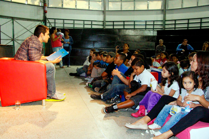 Sérgio Marone contou histórias para as crianças
