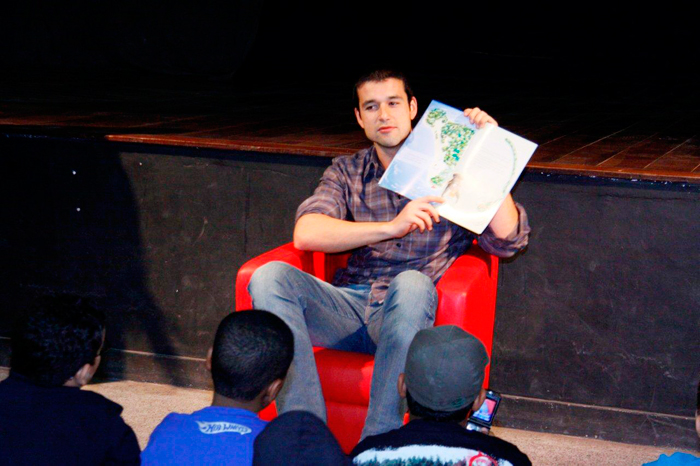 Sérgio Marone divertiu a criançada durante a leitura
