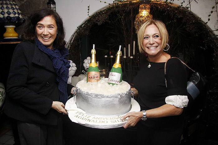 Lilia Cabral e Susana Vieira seguram o bolo em homenagem ao autor