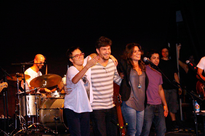 Saulo Fernandes sobe ao palco ao lado de Maria Gadú