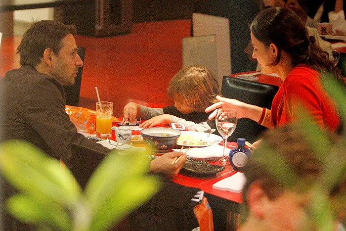 Murilo Rosa e Fernanda Tavares levaram o filho, Lucas, para jantar em restaurante carioca