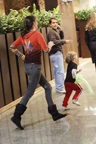 Fernanda Tavares correu pelos corredores do shopping com o filho