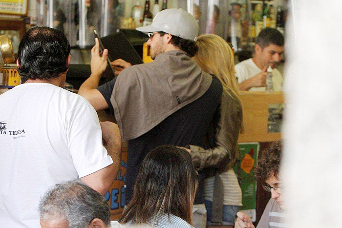 Alexandre Pato foi com Barbara Berlusconi a um barzinho no Rio