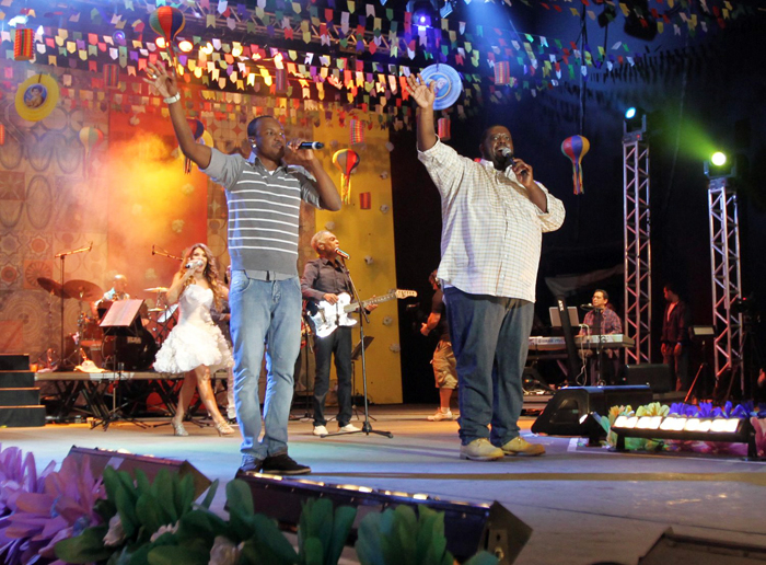 Thiaguinho e Péricles, do Exaltasamba, fizeram uma participação no show 