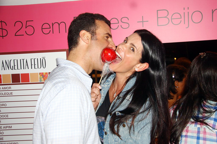 Angelita Feijó fez questão de provar uma maçã do amor junto com o seu amado. 
