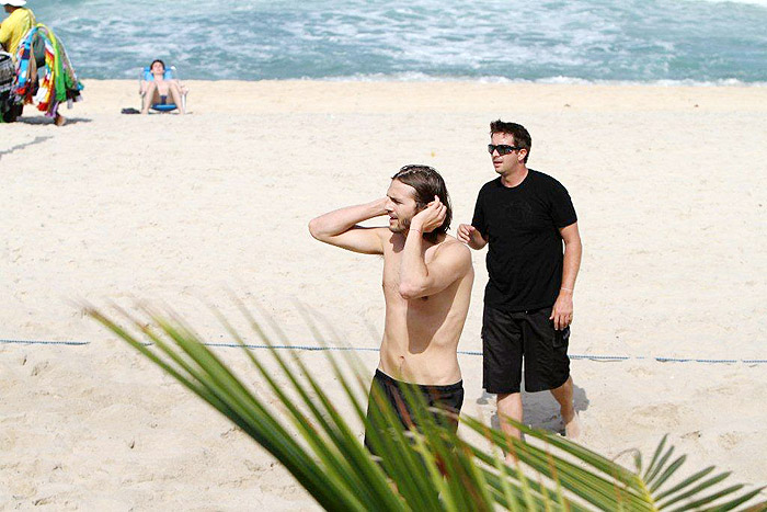 Ashton Kutcher foi à praia de Ipanema com amigos