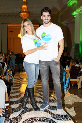 O casal de ex-BBBs fez questão de posar para as fotos