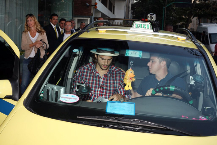 Ashton Kutcher vai de táxi com Luciano Huck