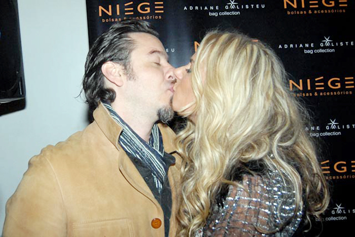 Adriane Galisteu trocou beijos com marido, Alexandre Iódice