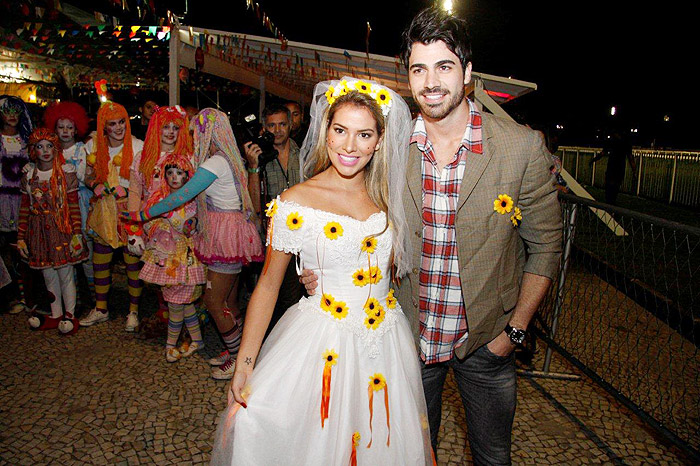 Ex-BBBs Adriana e Rodrigão se casam em festa junina carioca