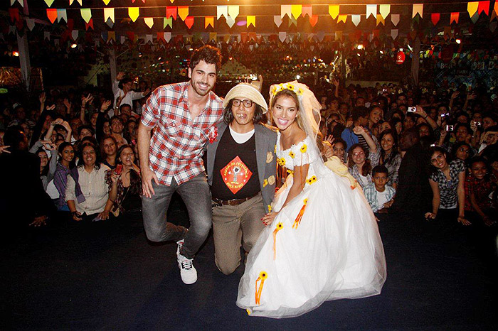 Ex-BBBs Adriana e Rodrigão se casam em festa junina carioca