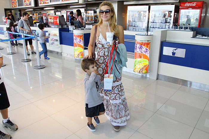 Carolina Dieckmann leva filho à pré-estreia de Carros 2 no Rio