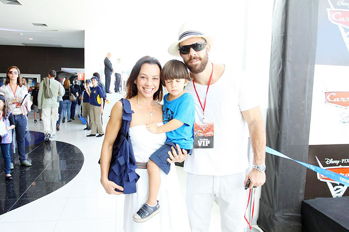 Carolina Dieckmann leva filho à pré-estreia de Carros 2 no Rio