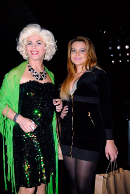 A drag queen Salete Campari posou ao lado de Geisy Arruda