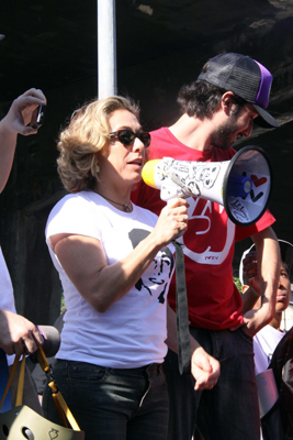 Cissa Guimarães fala em megafone durante manifestação dos skatistas