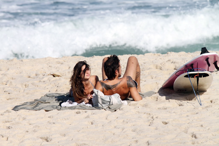 Paulo Vilhena e Thaila Ayala curtiram a praia do Recreio, no Rio
