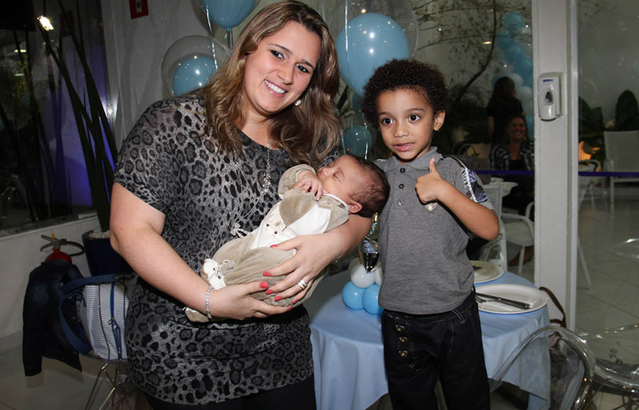 Luís Fabiano comemora aniversário das filhas em São Paulo