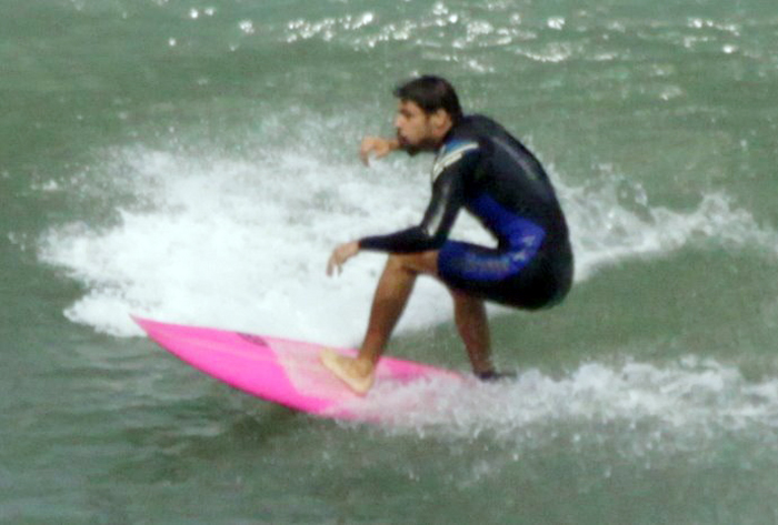 Cauã Reymond surfou na praia do Recreio dos Bandeirantes