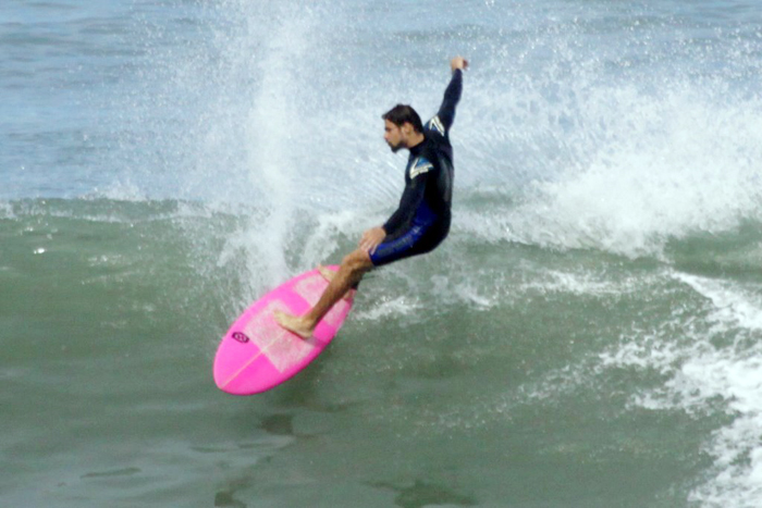 Cauã Reymond esteve na praia do Recreio dos Bandeirantes