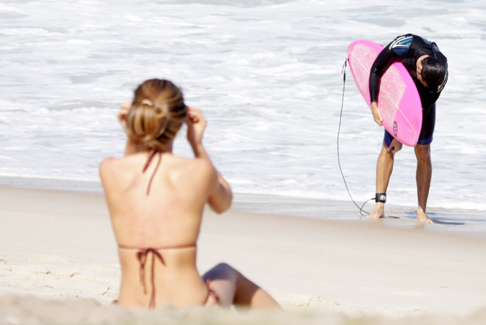 Grazi e Cauã aproveitaram a tarde de sol na praia