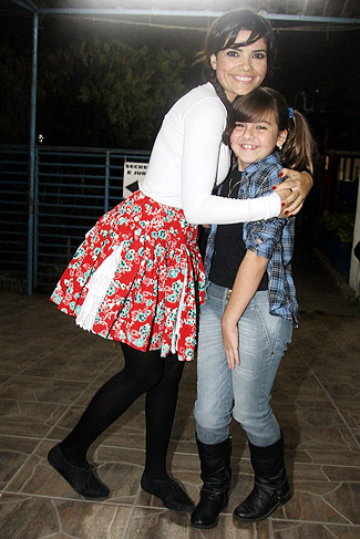 Vanessa Giácomo abraça Klara Castanho durante a festa. 