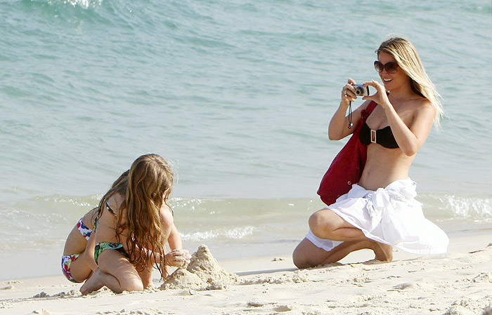 Susana Werner curte dia de sol com os filhos na praia