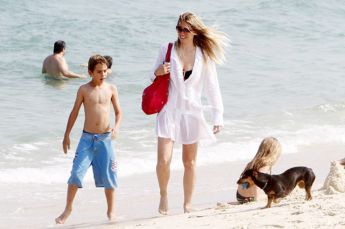Susana Werner curte dia de sol com os filhos na praia