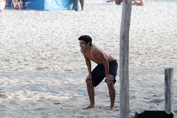 Caio aguarda o time adversário iniciar a jogada