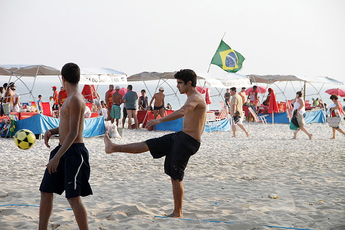 Caio chuta a bola