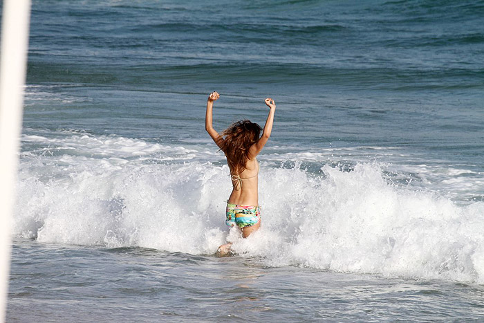 A modelo aguarda a chegada da onda