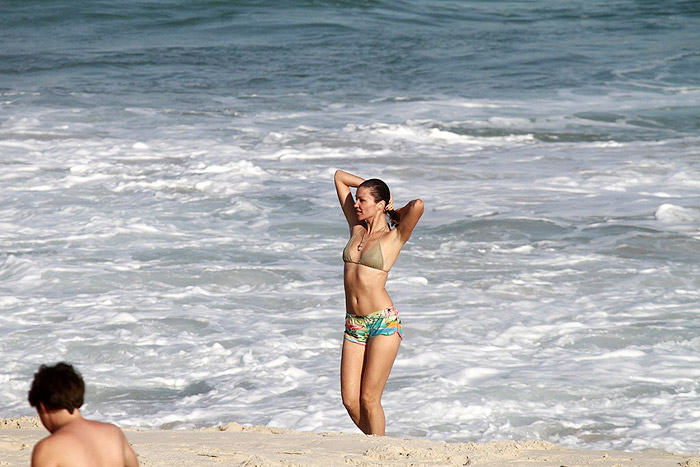 Modelo torce o cabelo ao deixar o mar