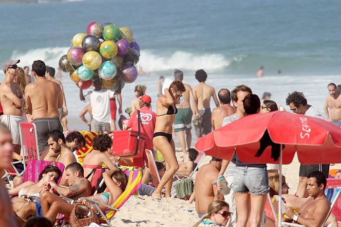 Andréa Beltrão pega praia com a família em Ipanema 