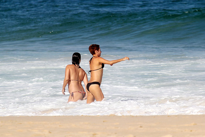 Andréa mergulha na praia de Ipanema