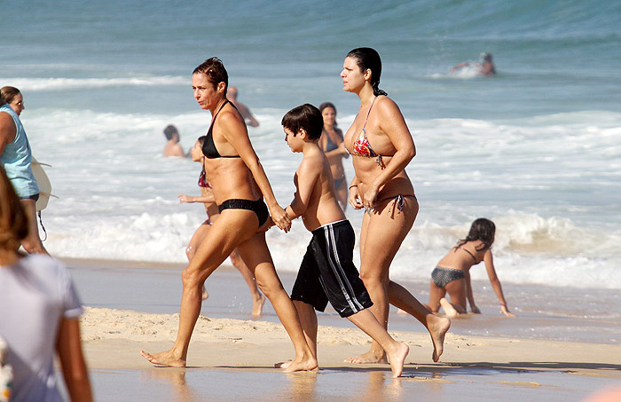 Andréa volta com o filho para a areia