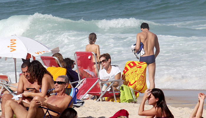 Andréa relaxa na areia