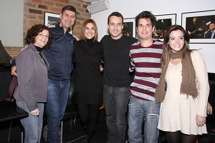 Parte do elenco da novela Insensato Coração se reuniu para tirar uma foto após a apresnetação. 