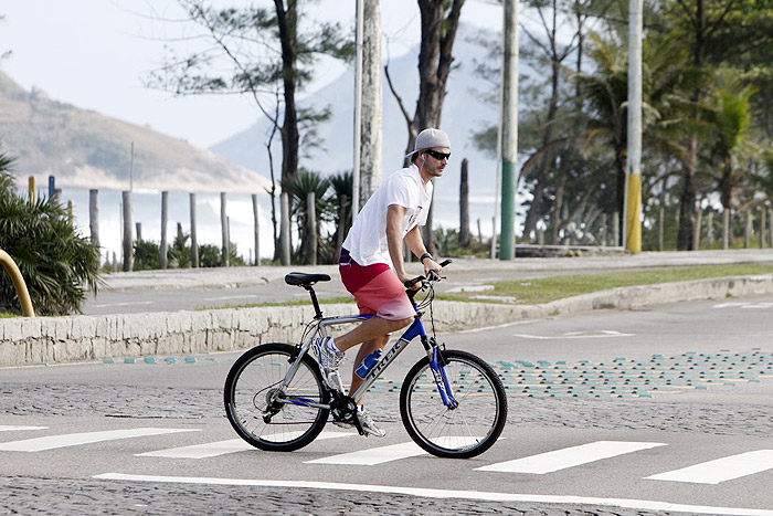 Rodrigo Hilbert passeia de bike pelo Rio